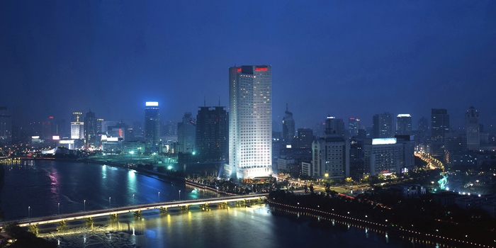 Foto des nächtlichen Marriott Hotels in Ningbo